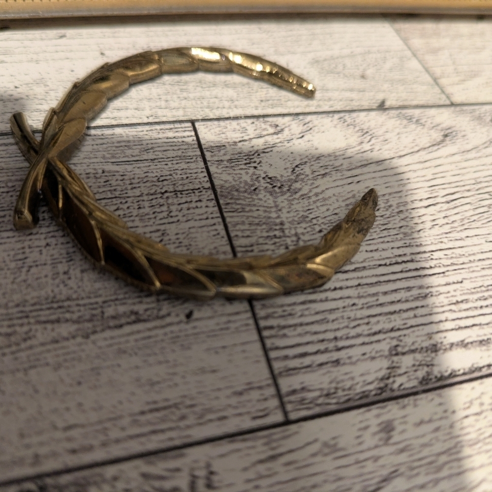 Cadillac Gold Laurel Wreath Emblem for Car Systems - Picture 4 of 5